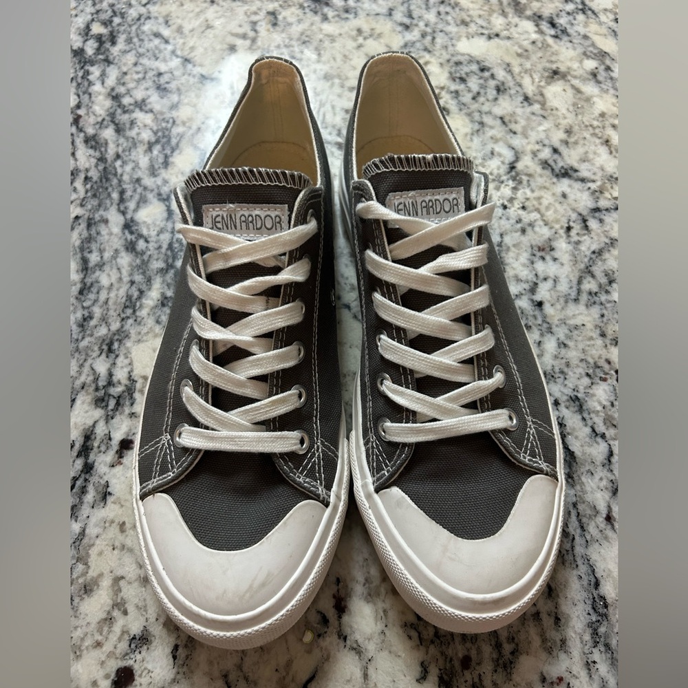 Jenn Ardor Wiman’s Gray Canvas Sneakers